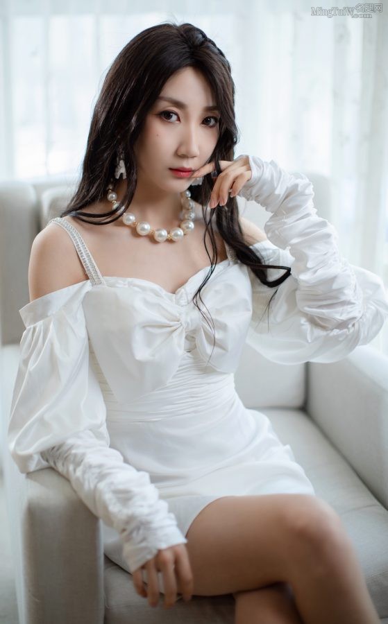 说唱女歌手乃万白裙美腿坐姿(1/2)