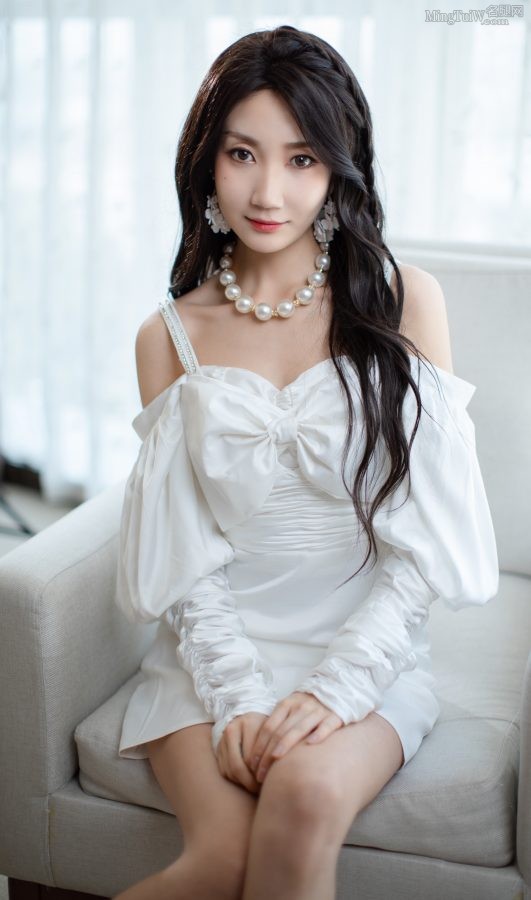 说唱女歌手乃万白裙美腿坐姿(2/2)