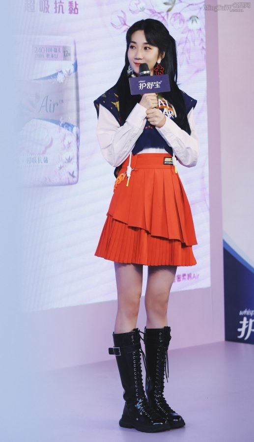 Nai Wan pairs of cute legs with ponytails and boots to endorse Hushu Bao(1/6)