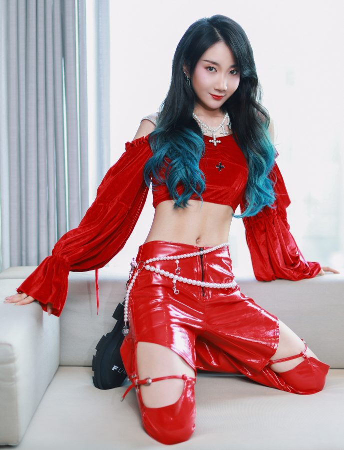 乃万红色皮裤小蛮腰迷人(1/7)