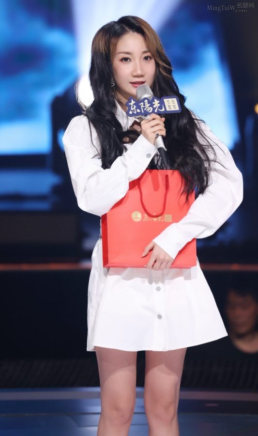 《天赐的声音》乃万美腿光滑修长(6/7)
