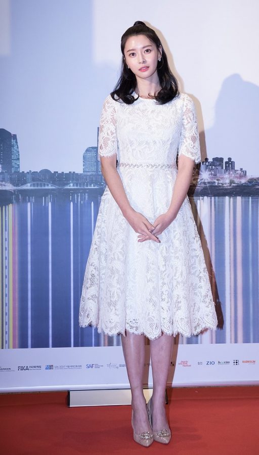 权娜拉优雅小白裙细滑小腿出席颁奖礼(10/16)