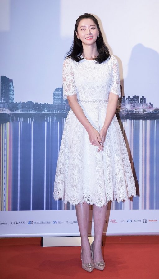 权娜拉优雅小白裙细滑小腿出席颁奖礼(11/16)