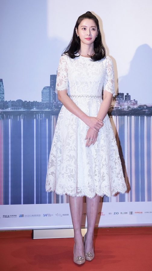 权娜拉优雅小白裙细滑小腿出席颁奖礼(13/16)