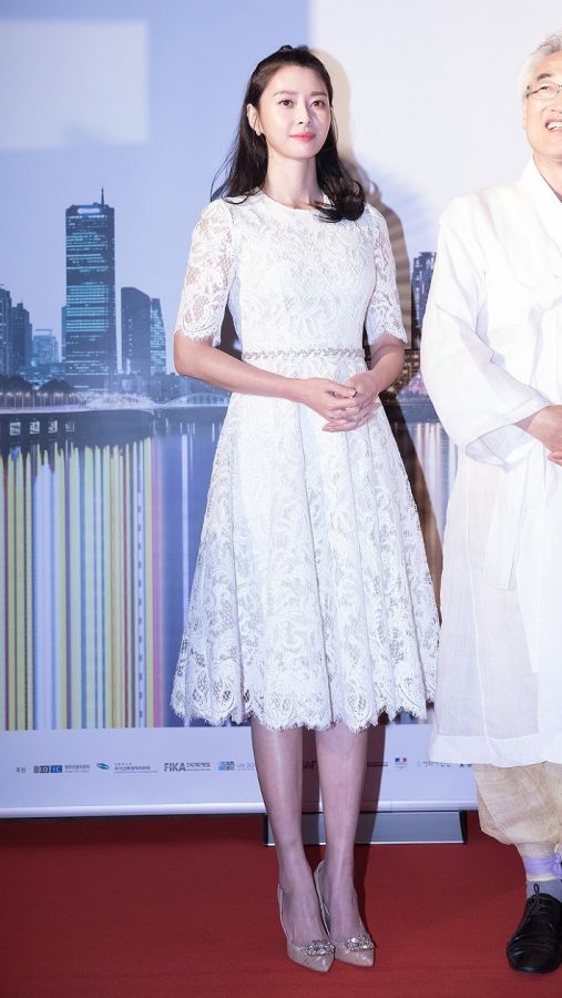 权娜拉优雅小白裙细滑小腿出席颁奖礼(14/16)
