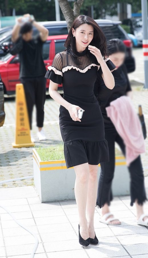 韩国女歌手权娜拉白皙美腿街拍(3/9)