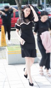 韩国女歌手权娜拉白皙美腿街拍