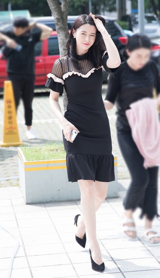 韩国女歌手权娜拉白皙美腿街拍(4/9)