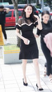 韩国女歌手权娜拉白皙美腿街拍