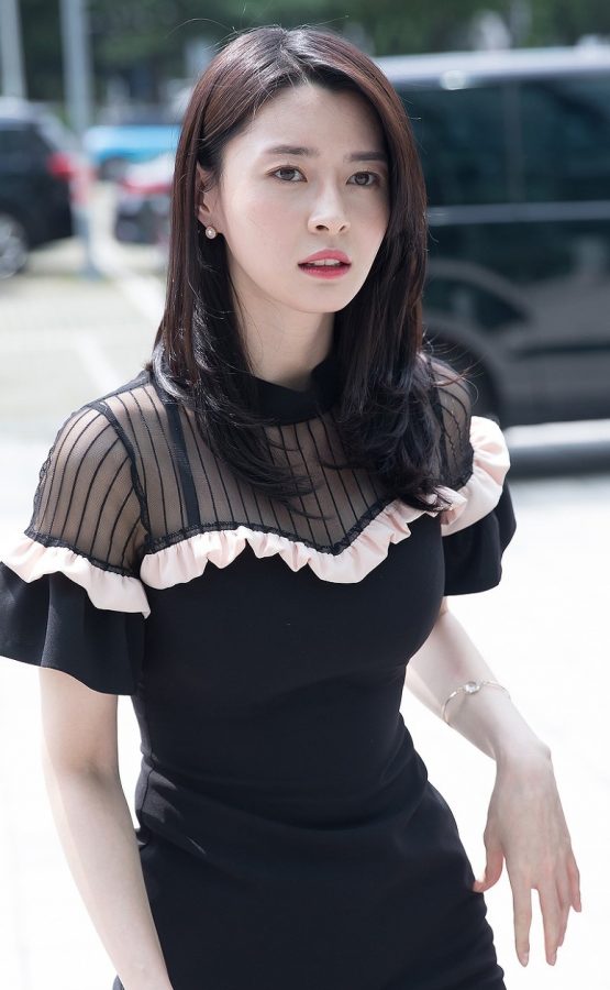 韩国女歌手权娜拉白皙美腿街拍（第7张/共9张）