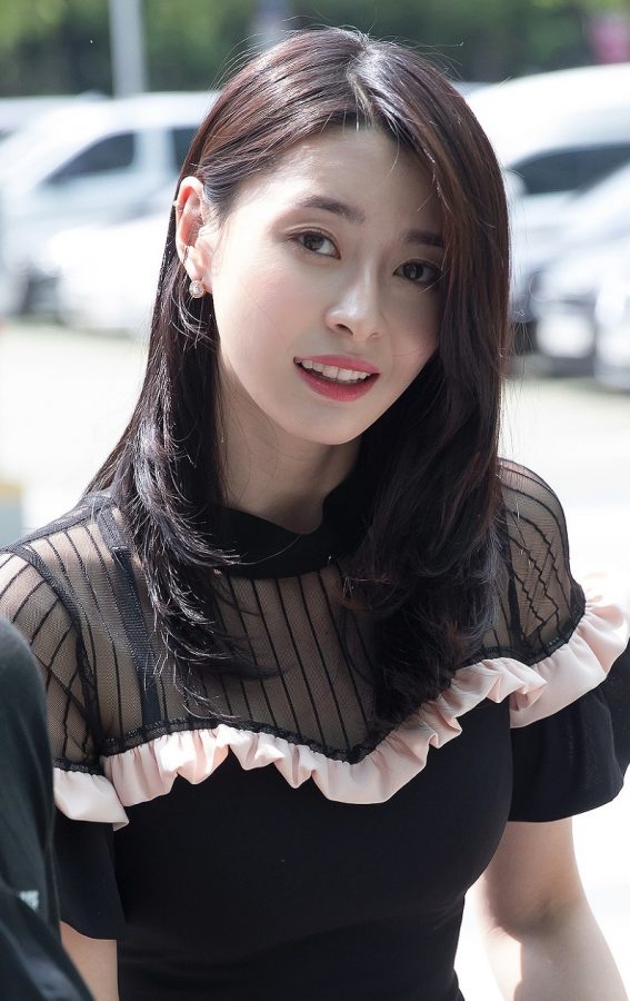 韩国女歌手权娜拉白皙美腿街拍(9/9)