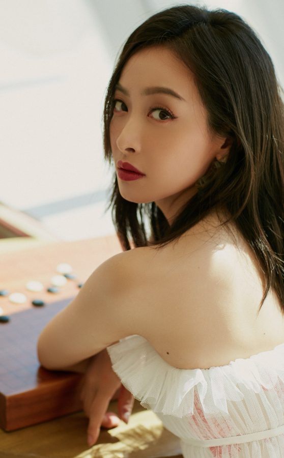 Song Qian wears beautiful white stilettos(2/6)