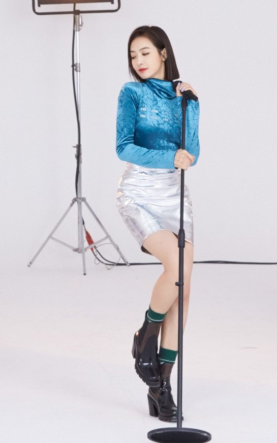 Song Qian's short skirt and leather boots with beautiful legs are now open for business(3/9)