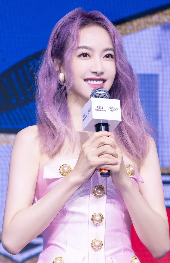 女神雅典娜宋茜开衩裙坐姿秀美腿(5/8)