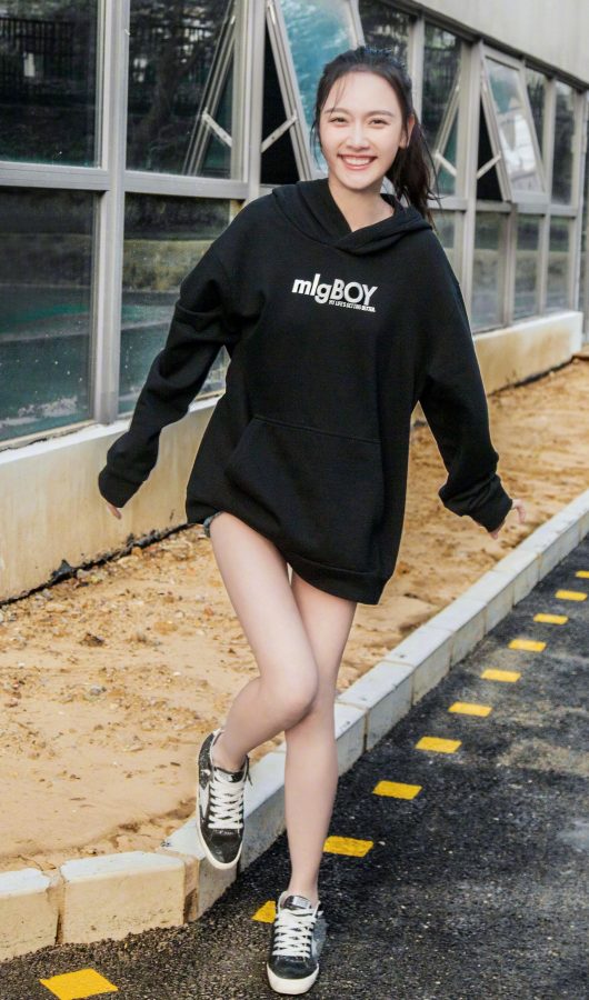 重庆美女主持人孙骁骁细滑美长腿写真(1/5)