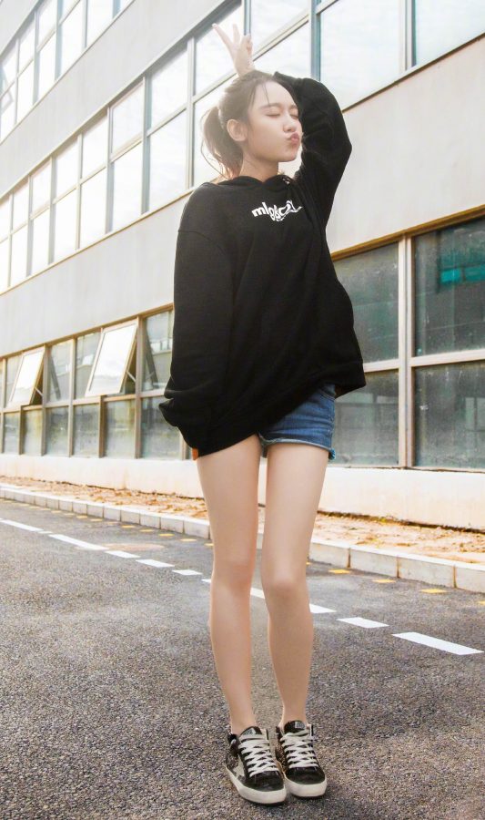 重庆美女主持人孙骁骁细滑美长腿写真(3/5)