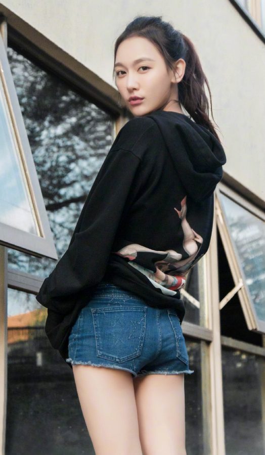 重庆美女主持人孙骁骁细滑美长腿写真(5/5)