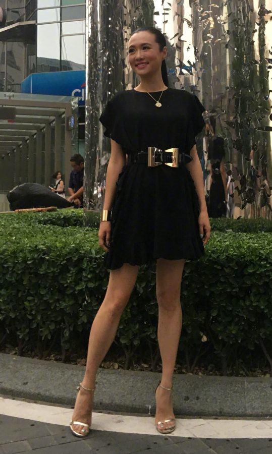 女主持人王曦梁美足穿细跟凉鞋迷人(2/4)