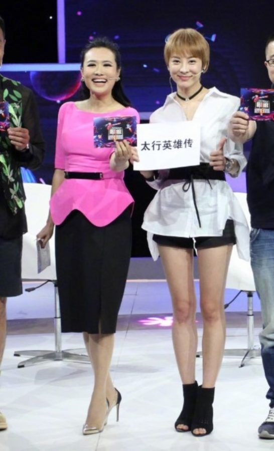 《剧说很好看》主持人王曦梁穿丝袜会童苡萱(1/4)