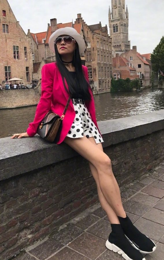 女主持人王曦梁美腿旅游照(1/6)