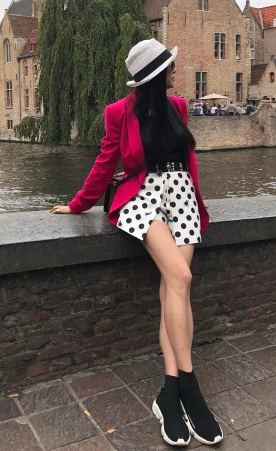 女主持人王曦梁美腿旅游照(2/6)
