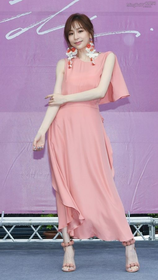 王心凌宣传活动白足青筋(4/4)
