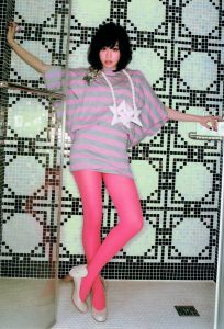 王心凌早年粉色丝袜美腿杂志写真照