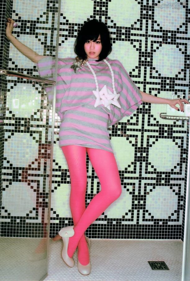 王心凌早年粉色丝袜美腿杂志写真照（第1张/共5张）