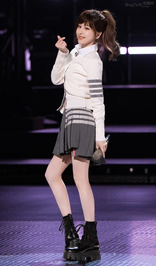 《浪姐》舞台王心凌表演《爱你》少女般的细腿（第1张/共3张）