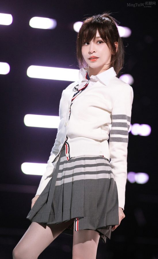 《浪姐》舞台王心凌表演《爱你》少女般的细腿（第2张/共3张）