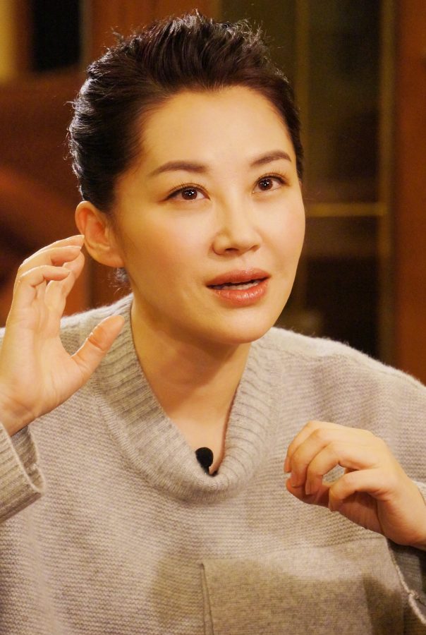 成熟气质女明星许晴紧身皮裤高跟短靴翘二郎腿(3/3)