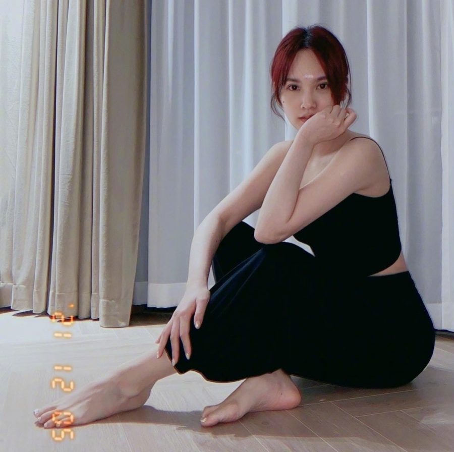杨丞琳地板光脚丫练瑜伽(3/6)