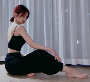 杨丞琳地板光脚丫练瑜伽