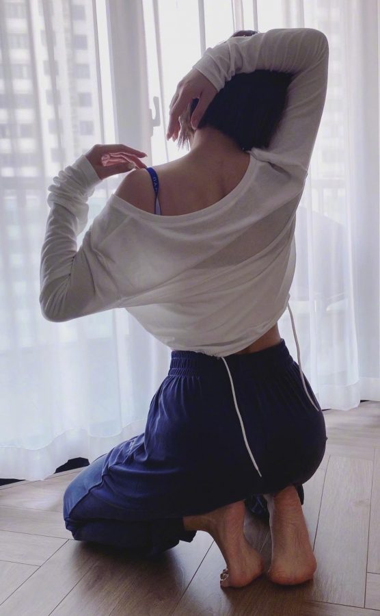 杨丞琳生活照秀脚底板(2/3)
