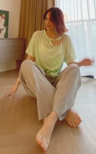 杨丞琳爱在镜头前展示自己的脚丫子