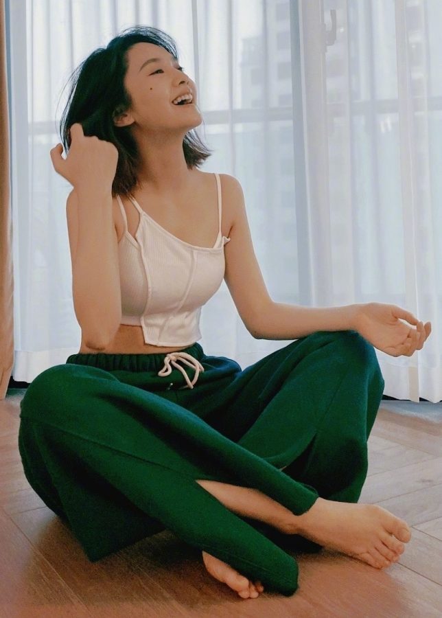 Rainie Yang beautiful photos in green pants and white feet(4/6)