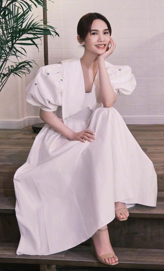 女歌星杨丞琳一字带高跟美脚丫录制综艺(1/4)