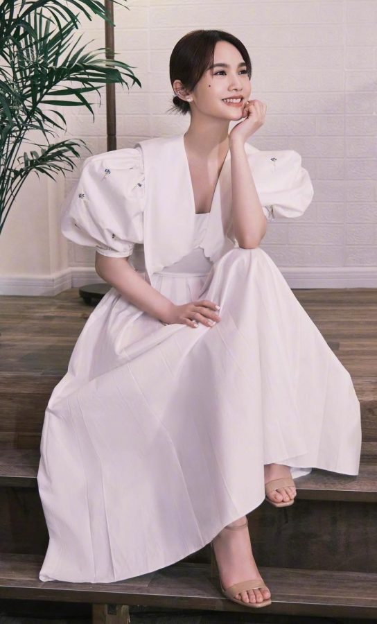女歌星杨丞琳一字带高跟美脚丫录制综艺(2/4)