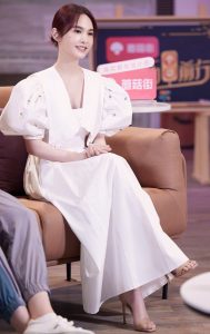 女歌星杨丞琳一字带高跟美脚丫录制综艺