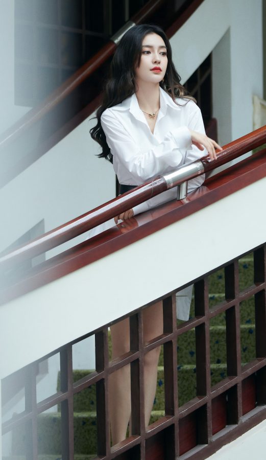 Angelababy杨颖穿白衬衫清爽美艳(1/6)