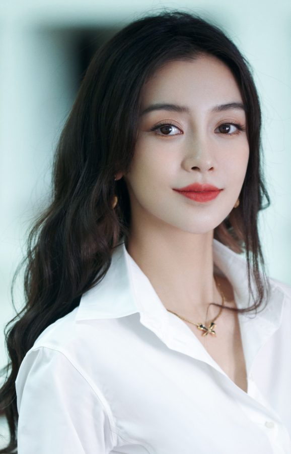 Angelababy Yang Ying looks refreshing and beautiful in a white shirt(4/6)