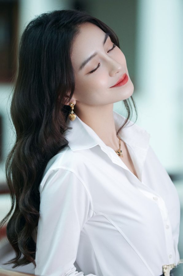 Angelababy杨颖穿白衬衫清爽美艳(5/6)