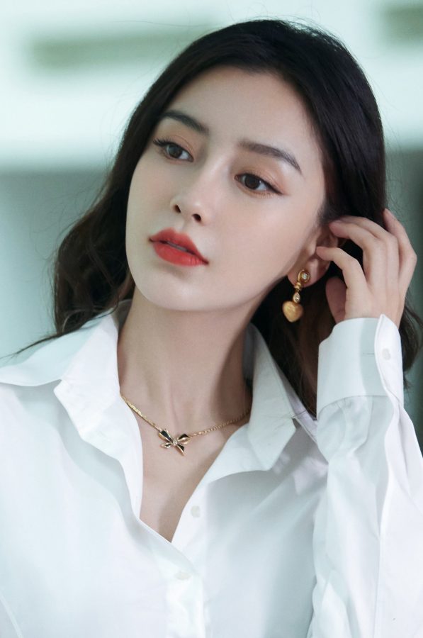 Angelababy Yang Ying looks refreshing and beautiful in a white shirt(6/6)