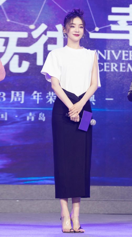 女明星袁姗姗玉足穿透明凉高跟出席商业活动(1/4)