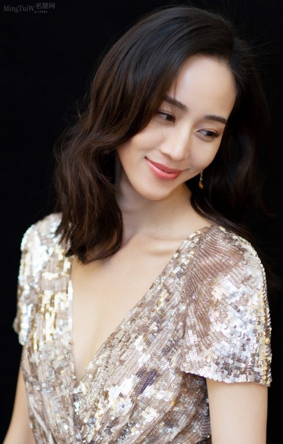 Junning Zhang, who has a super beautiful face, wore a deep V slit dress and wore cool silver heels on her feet(5/6)