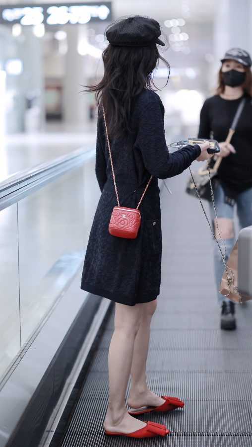 张韶涵戴口罩现身机场细白腿引人注目(4/5)