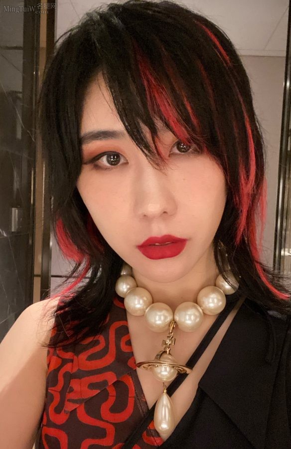 摇滚女歌手赵梦镜前自拍丝袜腿(4/5)