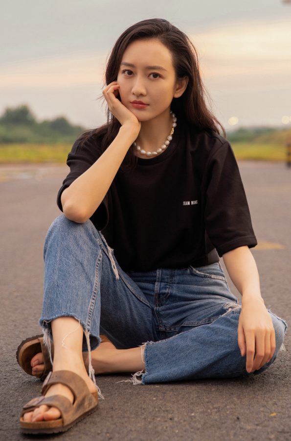 王鸥欧姐身着蓝色牛仔裤脚穿凉鞋公路拍照片(1/12)