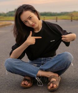 王鸥欧姐身着蓝色牛仔裤脚穿凉鞋公路拍照片