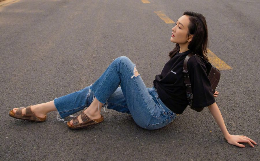 王鸥欧姐身着蓝色牛仔裤脚穿凉鞋公路拍照片（第6张/共12张）